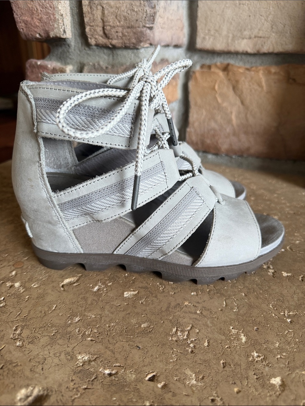 Sorel Joanie II Light Gray Lace-Up Wedge Gladiator Sandals sz 8